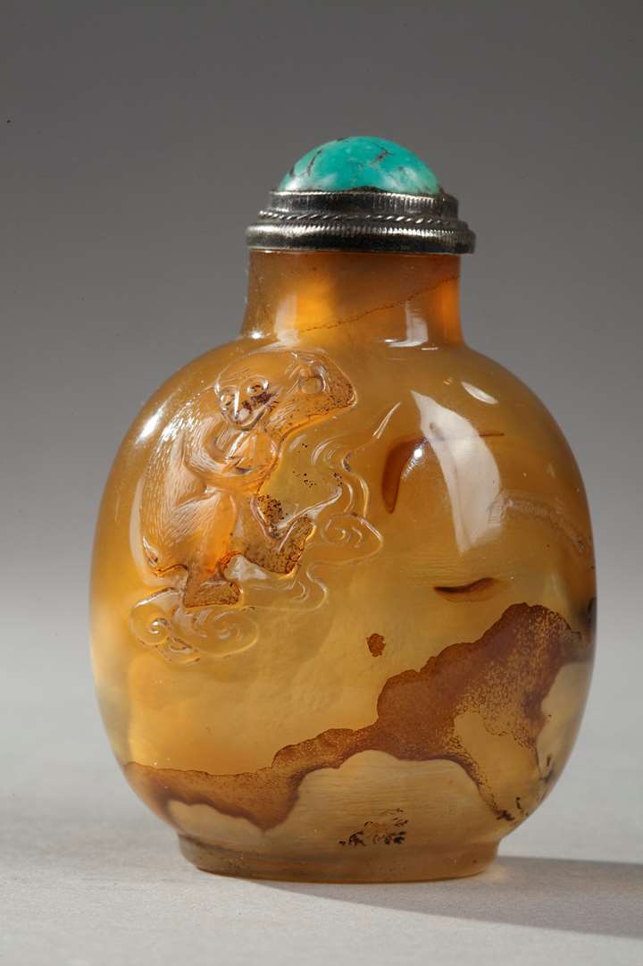 Agate snuff bottle carvedwith a monkey holding a longevity peach (very well hollowed)